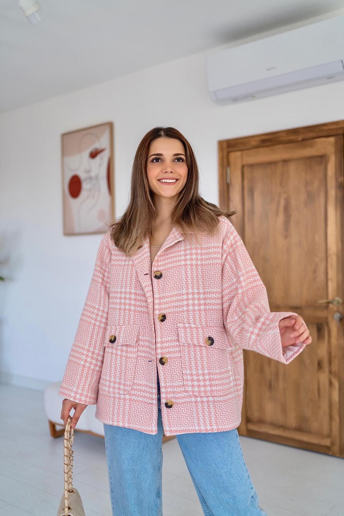 Pembe Düğmeli Ekoseli Kaban