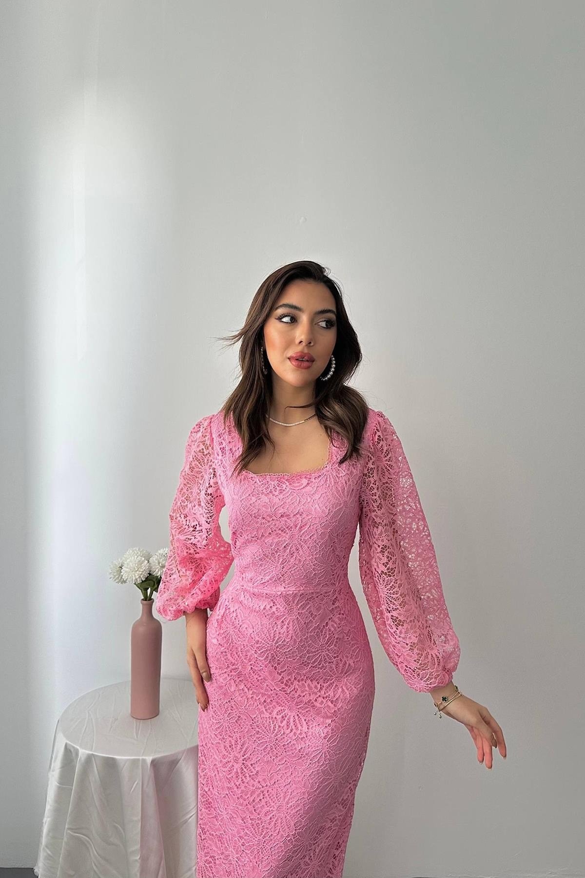 Pembe Güpür Detaylı Dantel Elbise