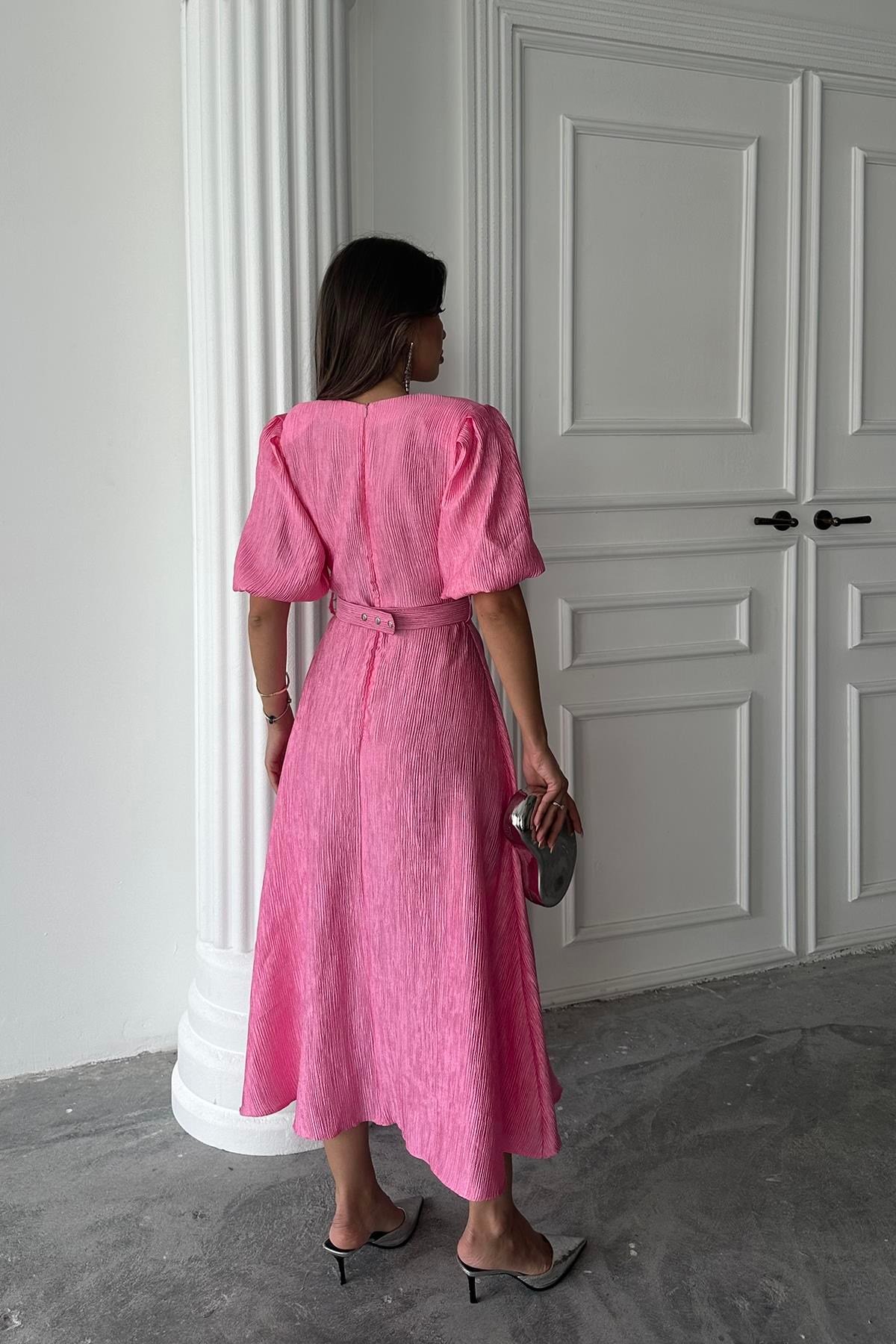 Pembe Işıltılı Kemerli Kruvaze Elbise
