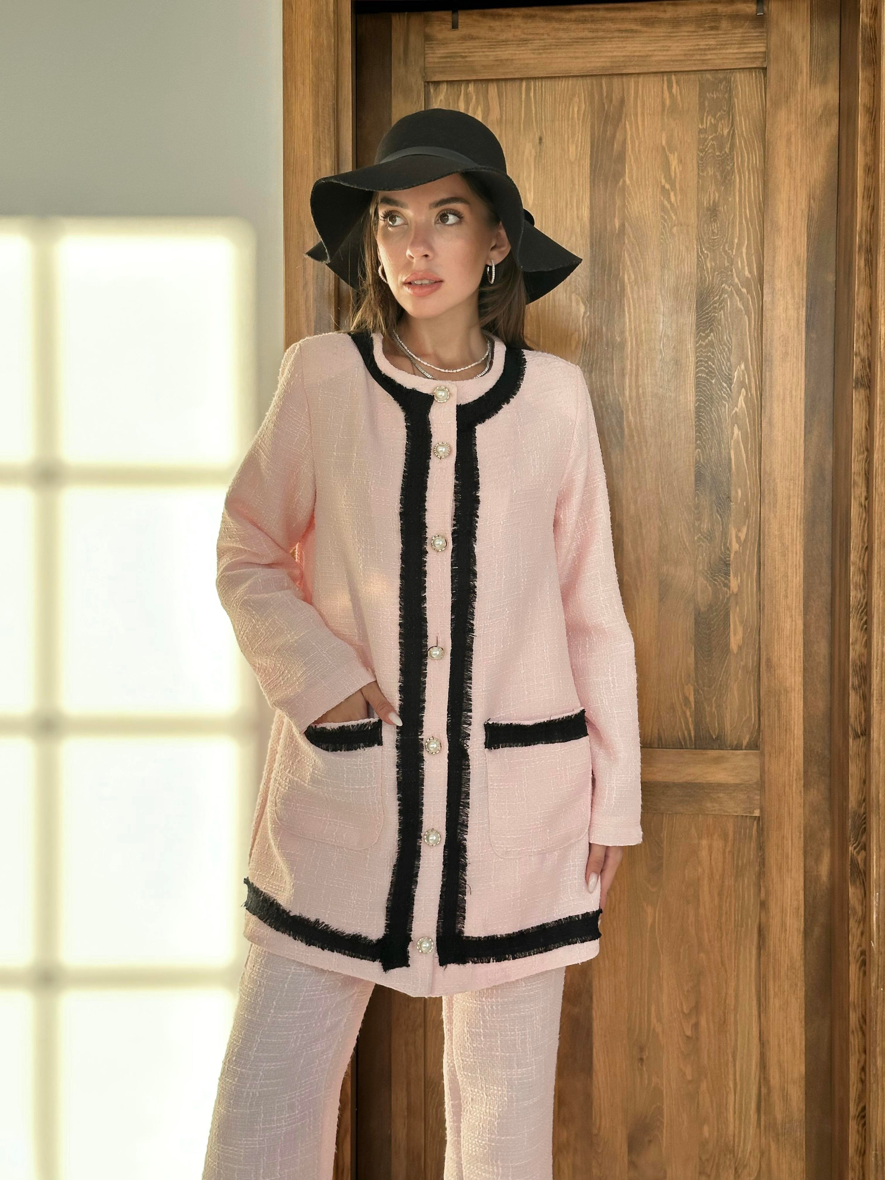 Pembe Siyah Şeritli Yakasız Ceket Ve Pantolon Takım