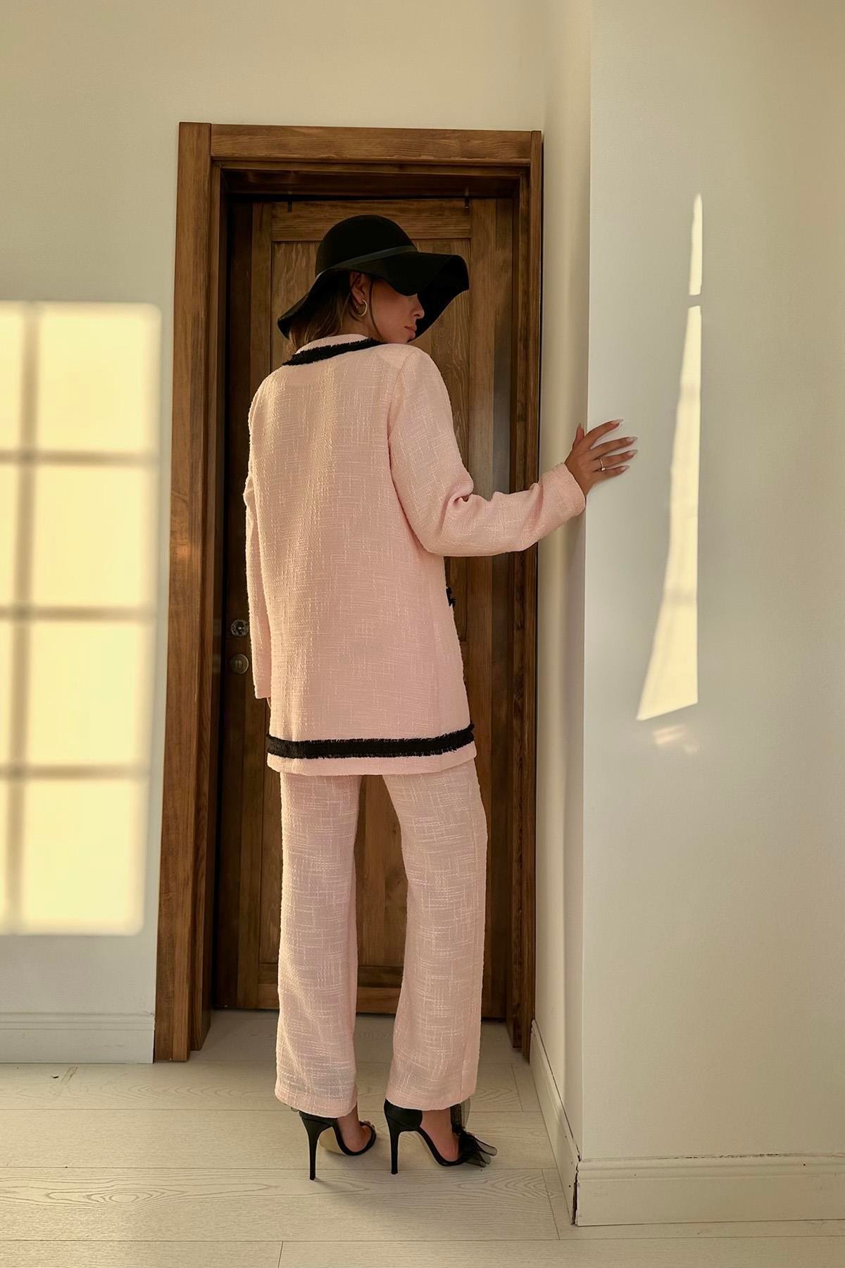 Pembe Siyah Şeritli Yakasız Ceket Ve Pantolon Takım