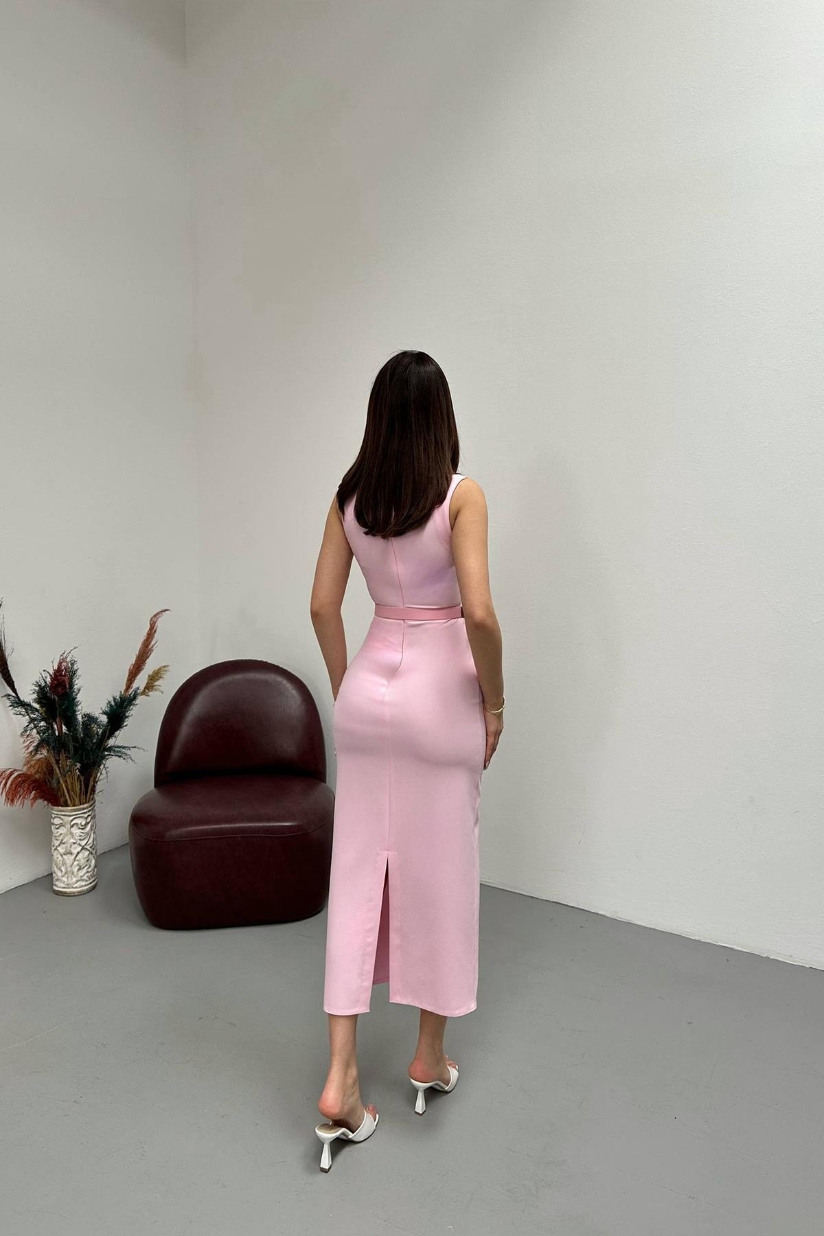 Pembe Yırtmaçlı Kemerli Kolsuz Elbise