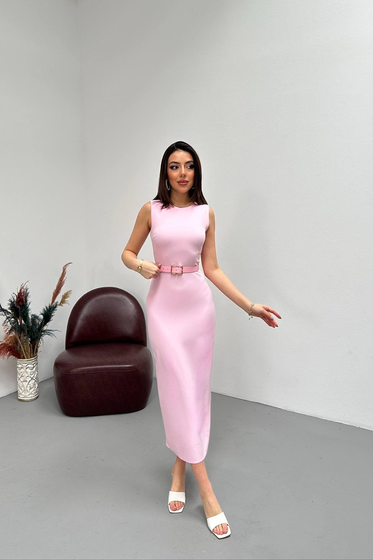 Pembe Yırtmaçlı Kemerli Kolsuz Elbise