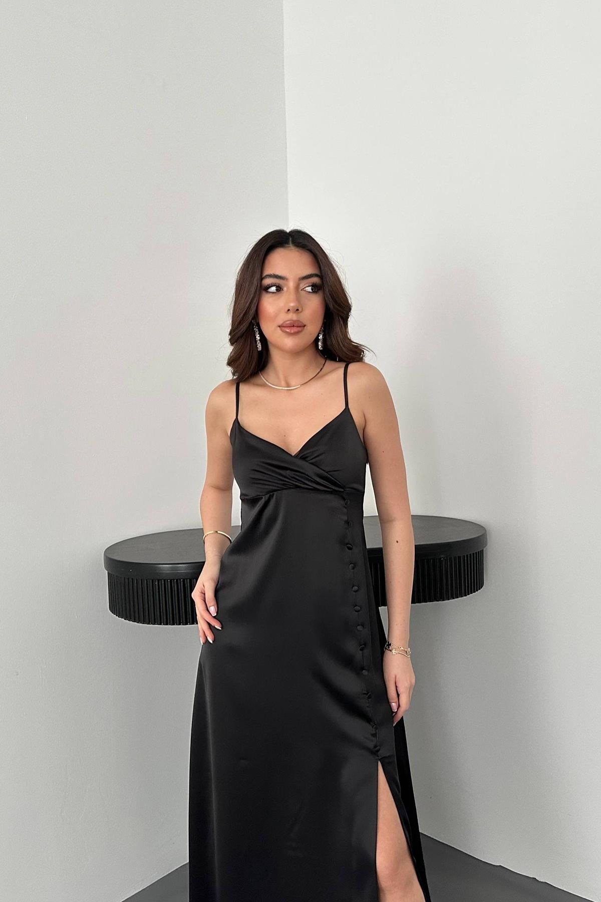Siyah Askılı Saten Elbise