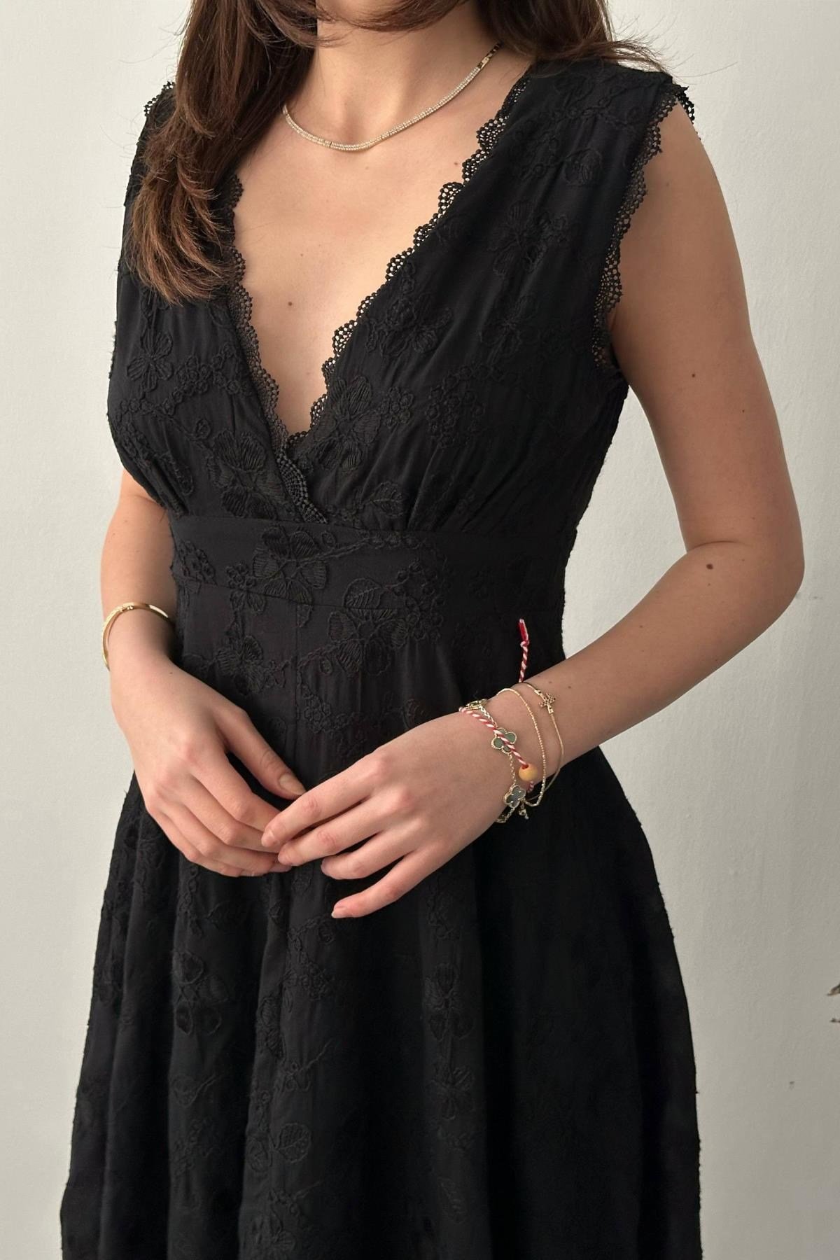 Siyah Brodeli Elbise