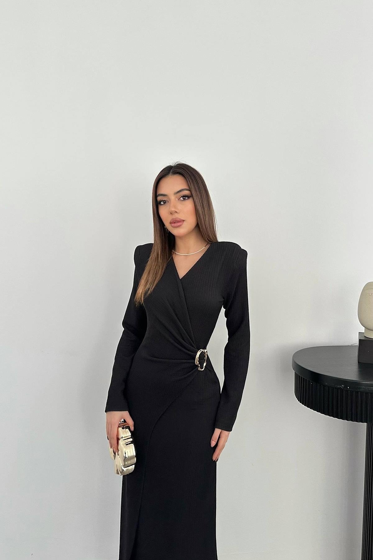 Siyah Büzgü Detaylı Tokalı Elbise