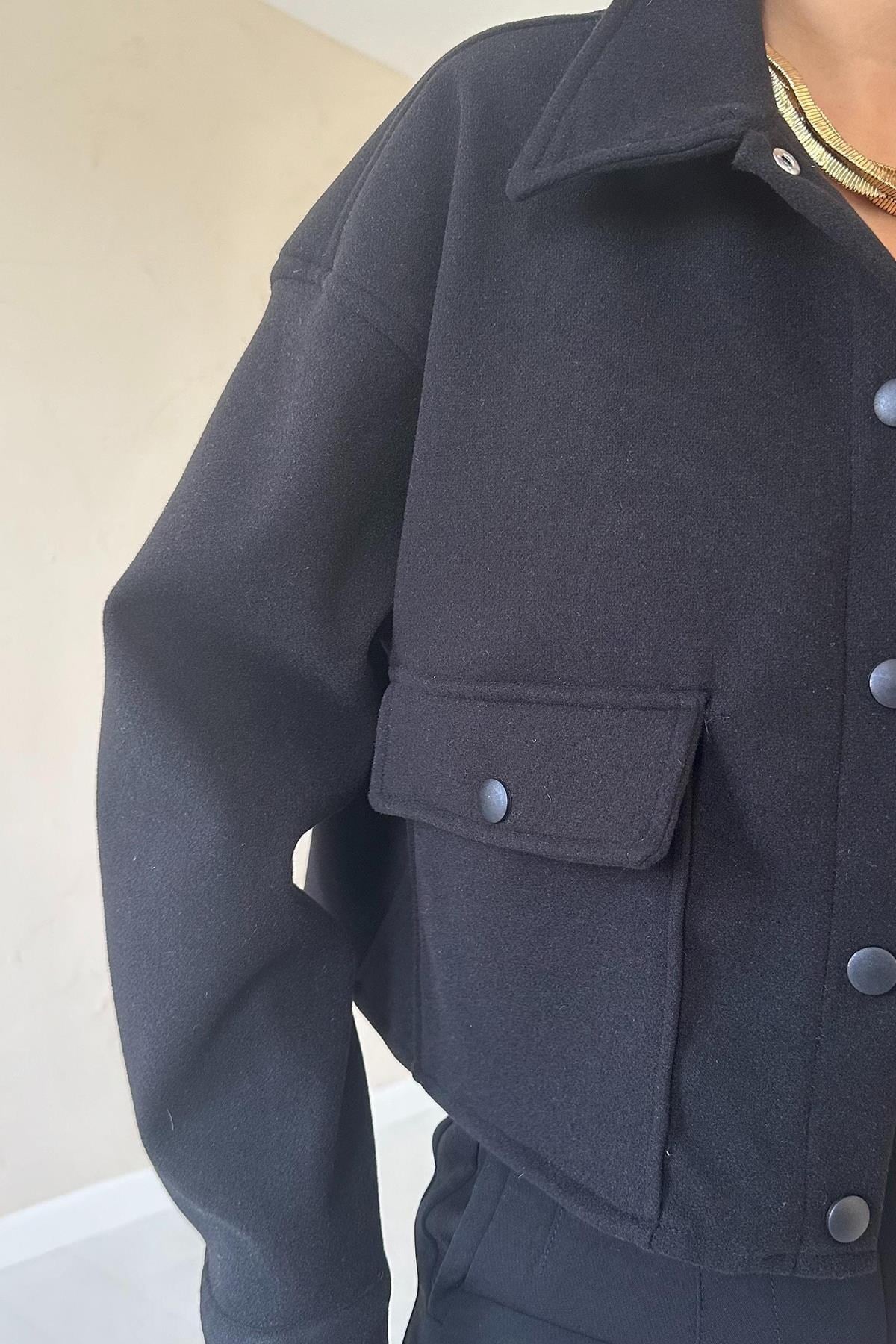 Siyah Çıtçıtlı Kaşe Gömlek