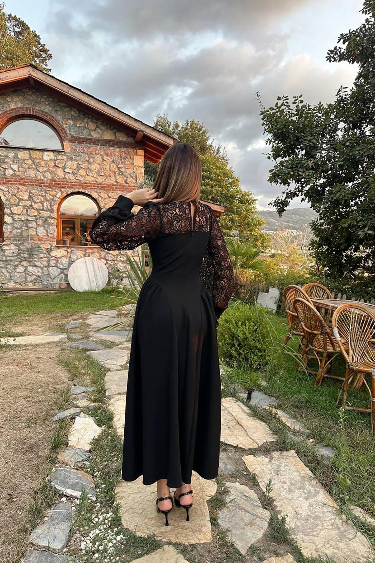 Siyah Dantel Garnili Büzgülü Atlas Elbise