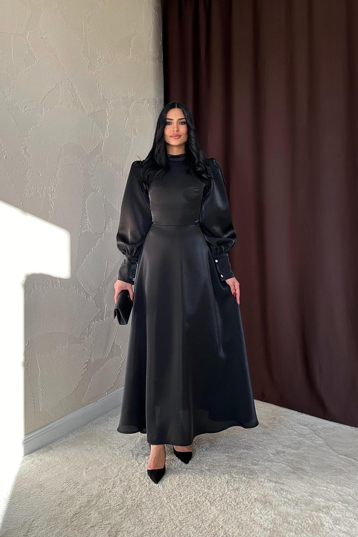 Siyah Kolları Büzgülü Uzun Elbise