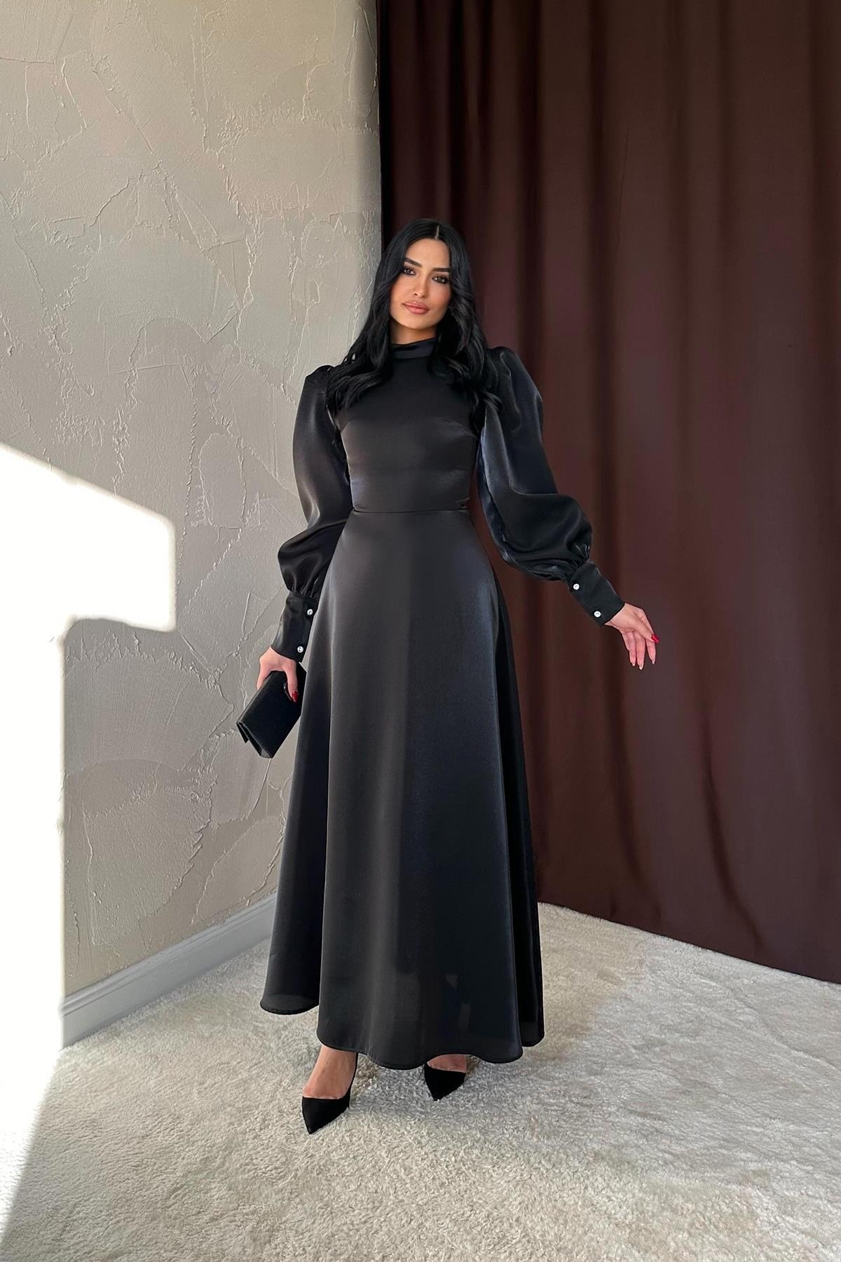 Siyah Kolları Büzgülü Uzun Elbise