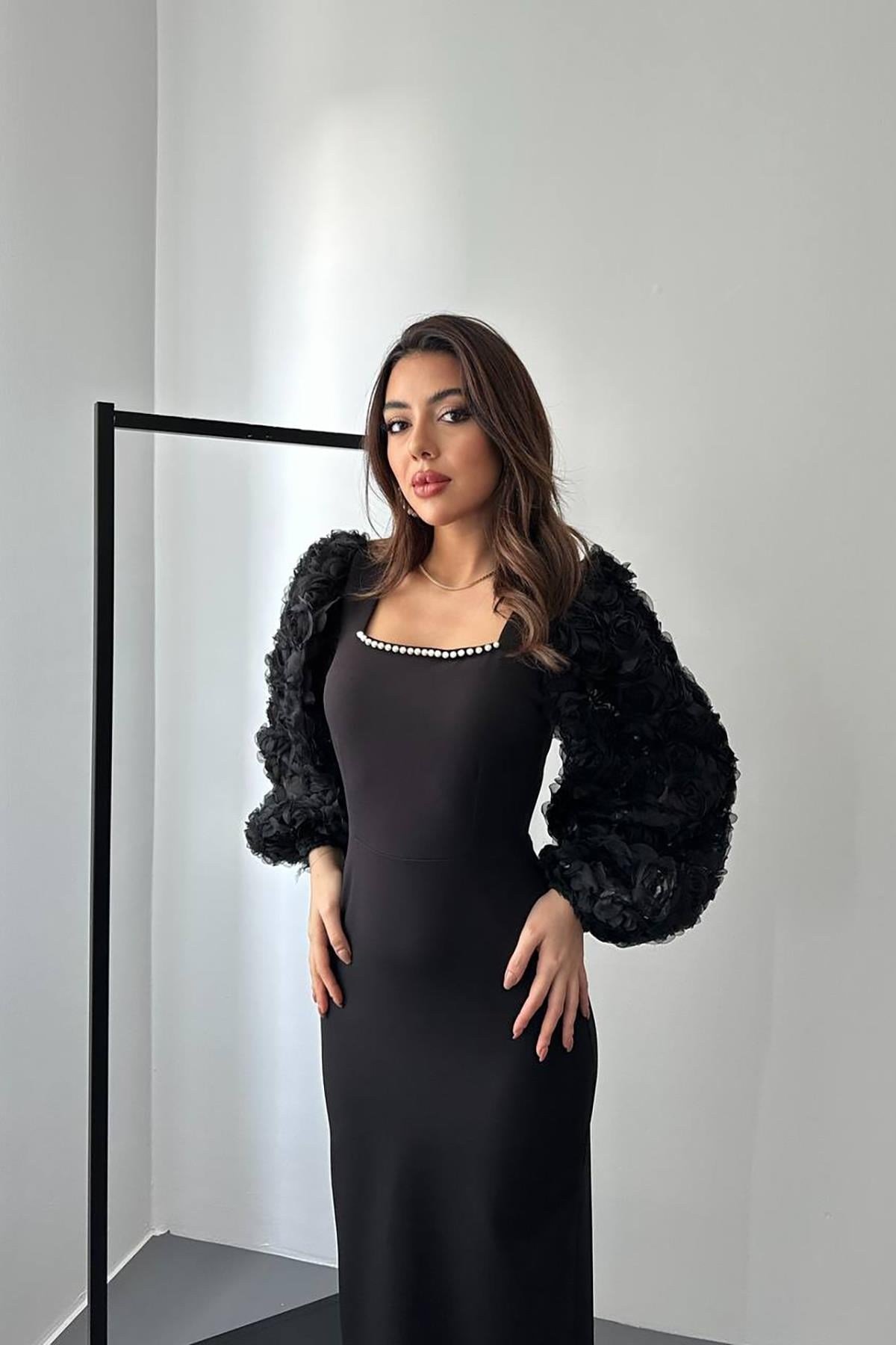 Siyah Kolları Çiçekli Atlas Elbise