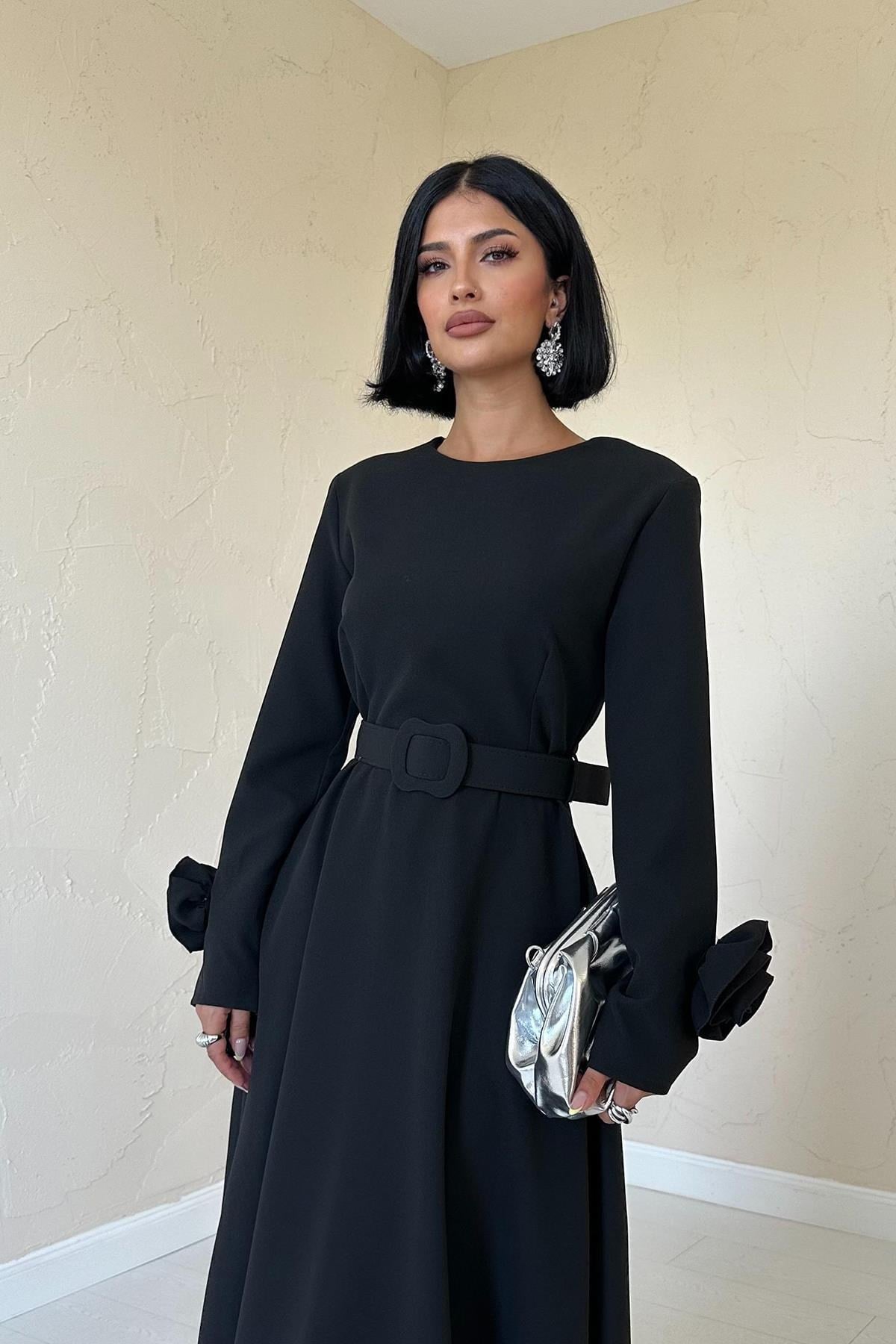 Siyah Kolları Güllü A-Line Elbise