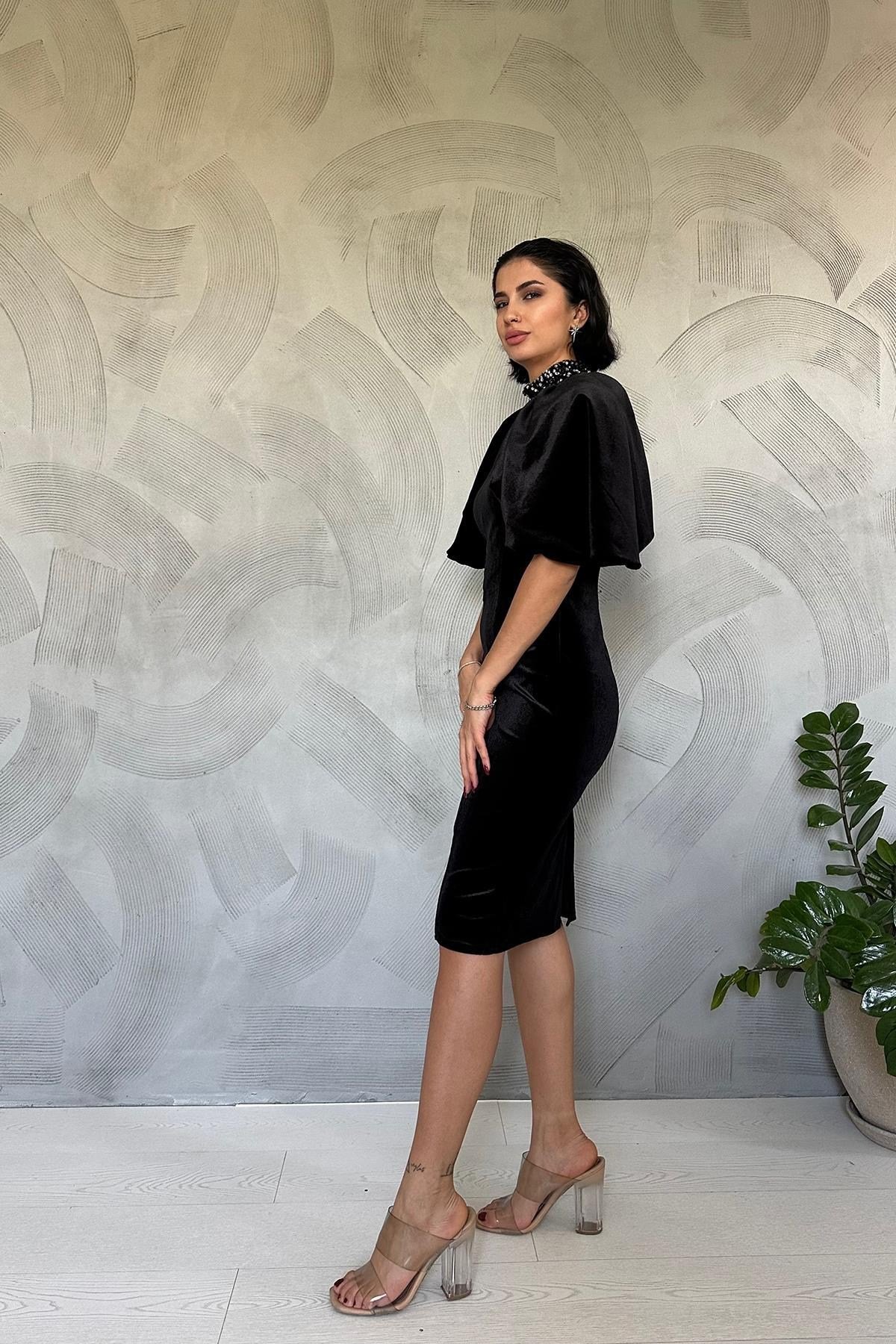 Siyah Pelerin Detaylı Elbise