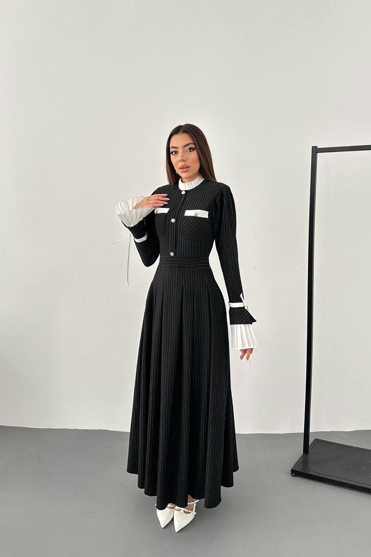 Siyah Pilise Detaylı Elbise