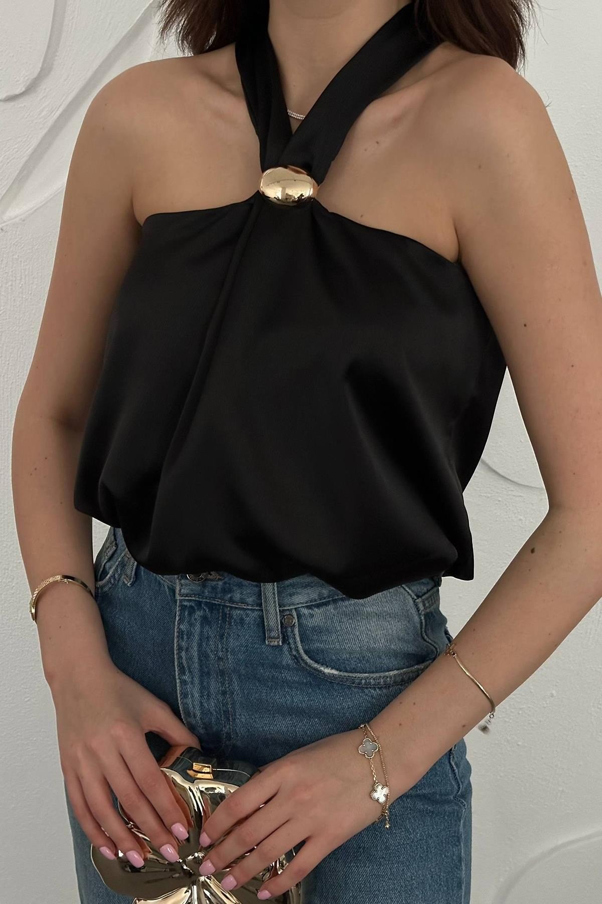 Siyah Toka Detaylı Bluz