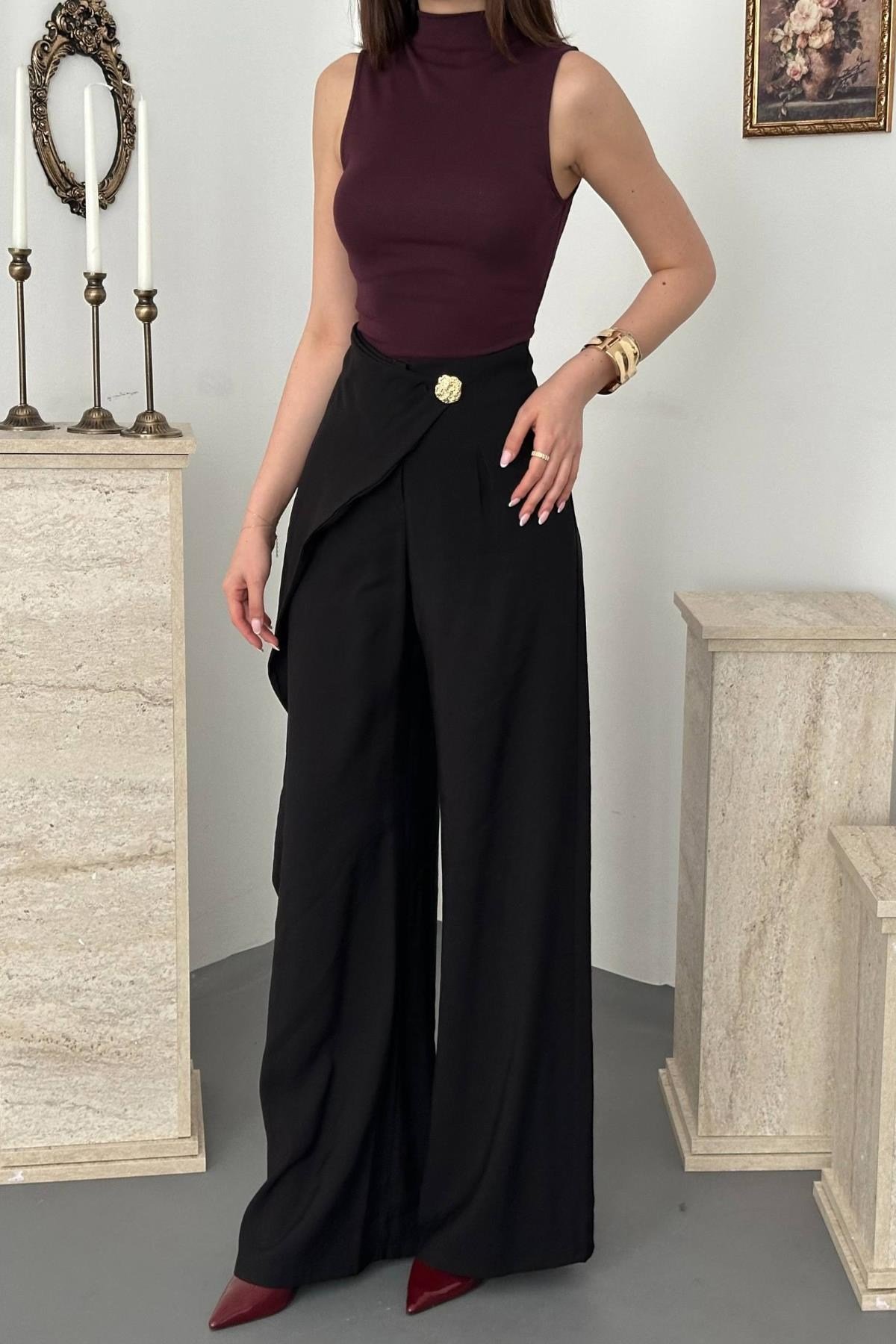 Siyah Volan Detaylı Pantolon