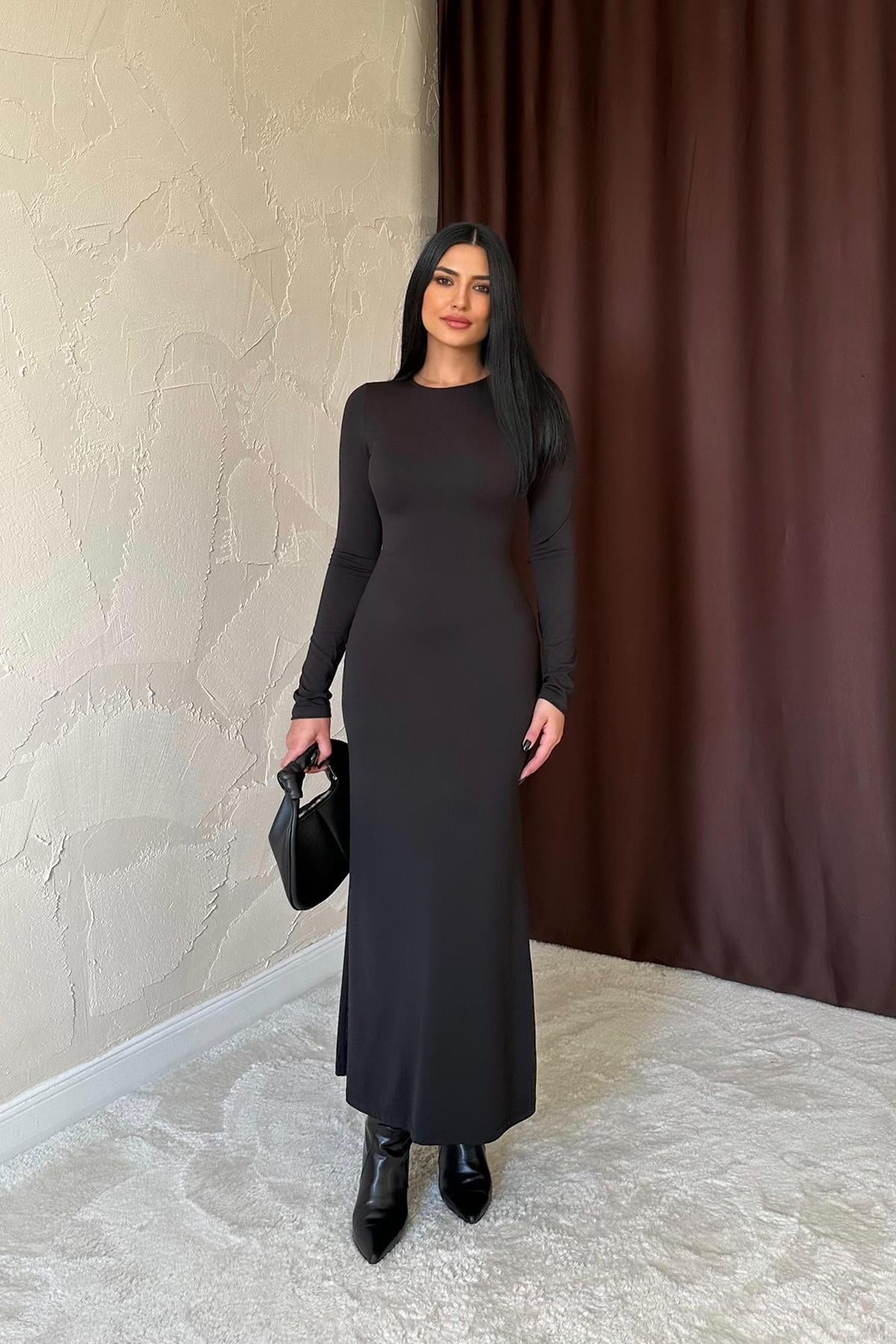 Siyah Vücudu Saran Uzun Elbise