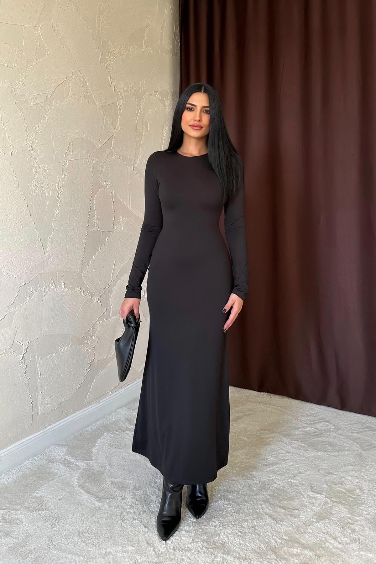Siyah Vücudu Saran Uzun Elbise
