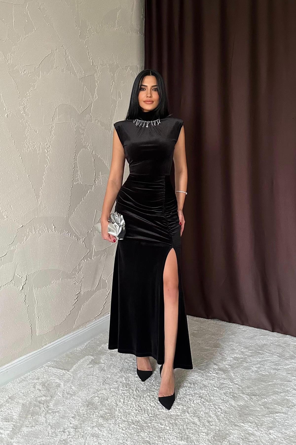 Siyah Yakası Taşlı Büzgülü Elbise