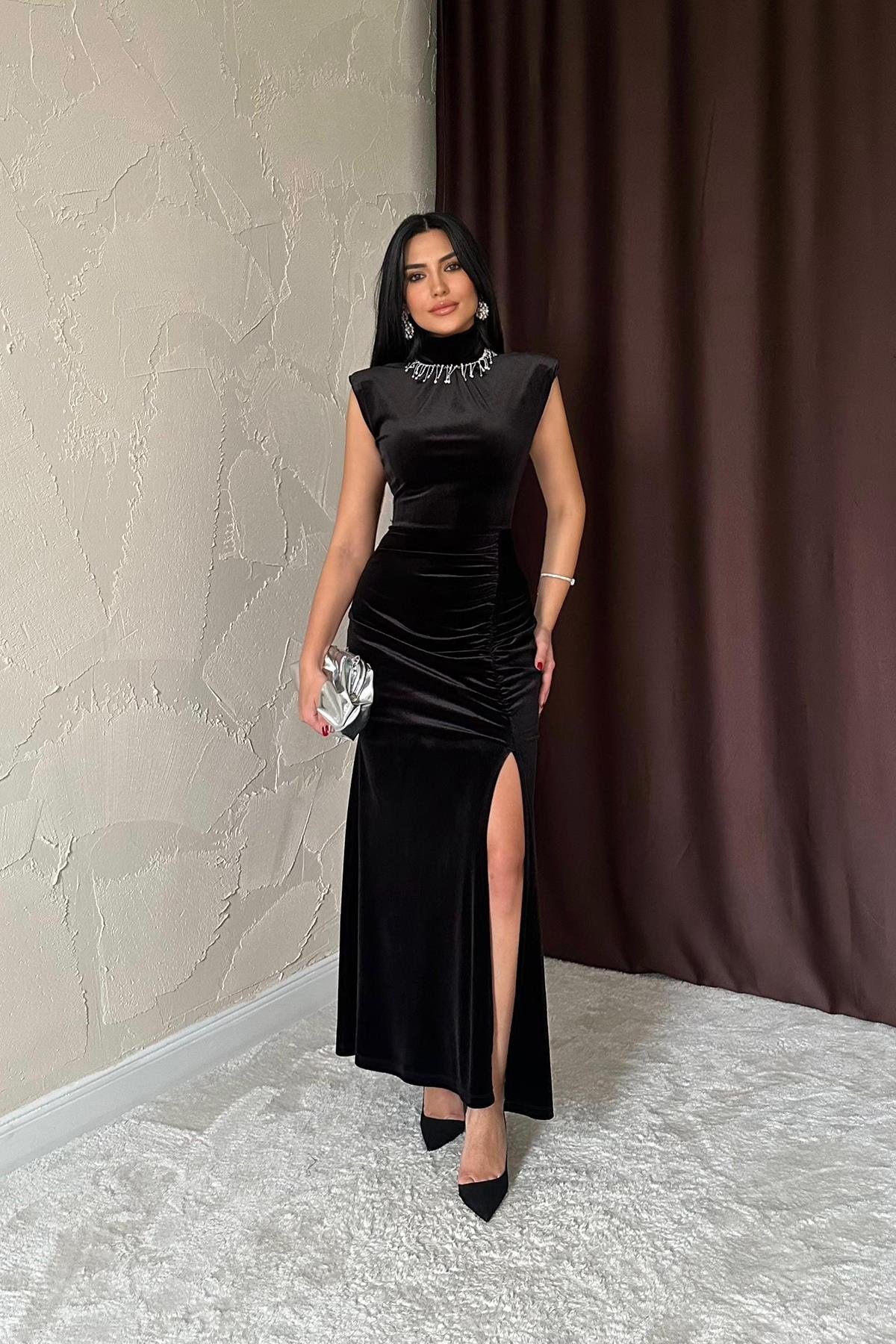 Siyah Yakası Taşlı Büzgülü Elbise