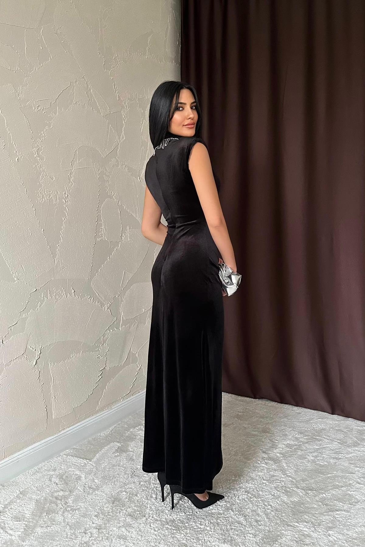 Siyah Yakası Taşlı Büzgülü Elbise