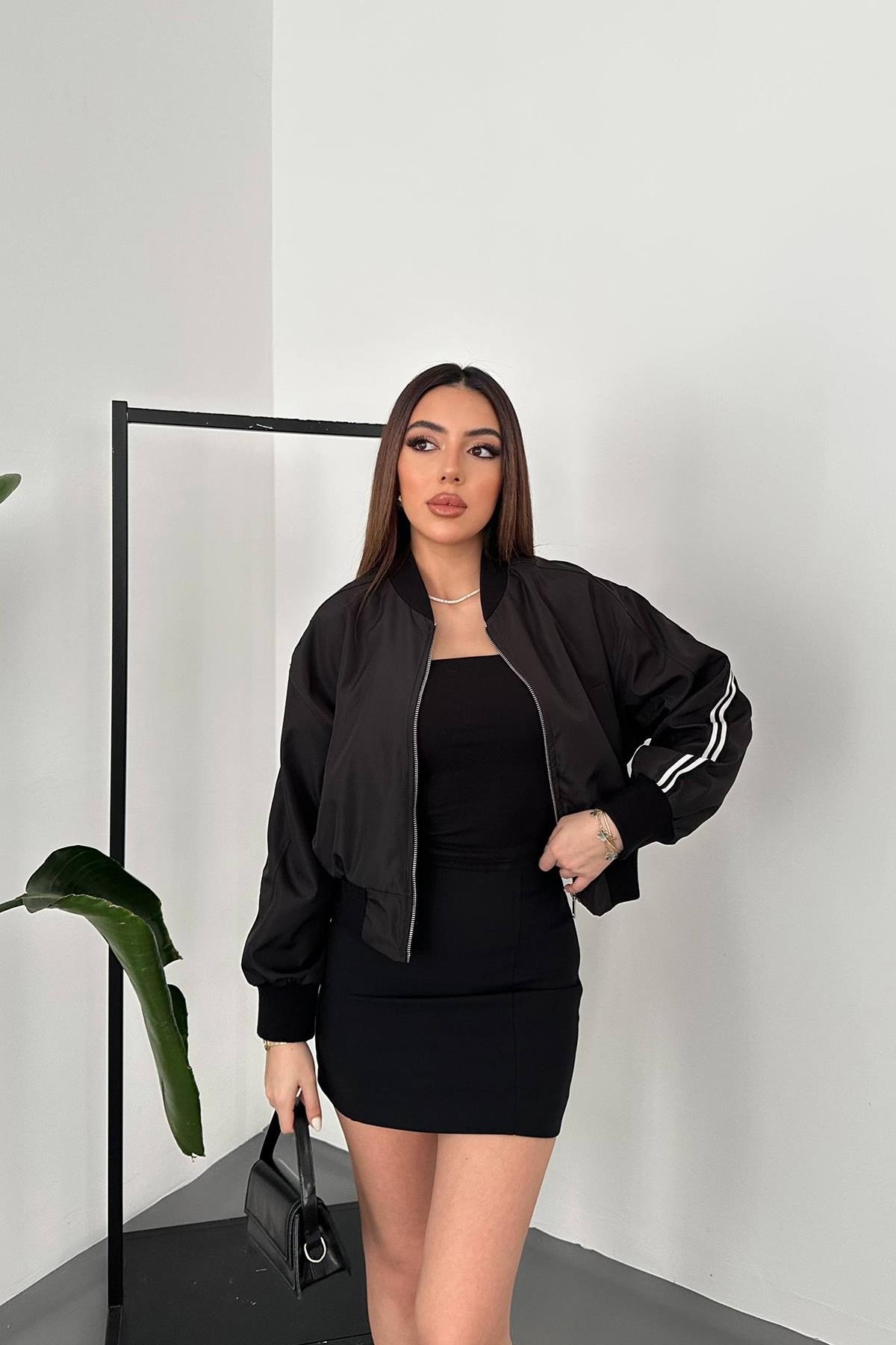 Siyah Yanları Şeritli Kısa Ceket