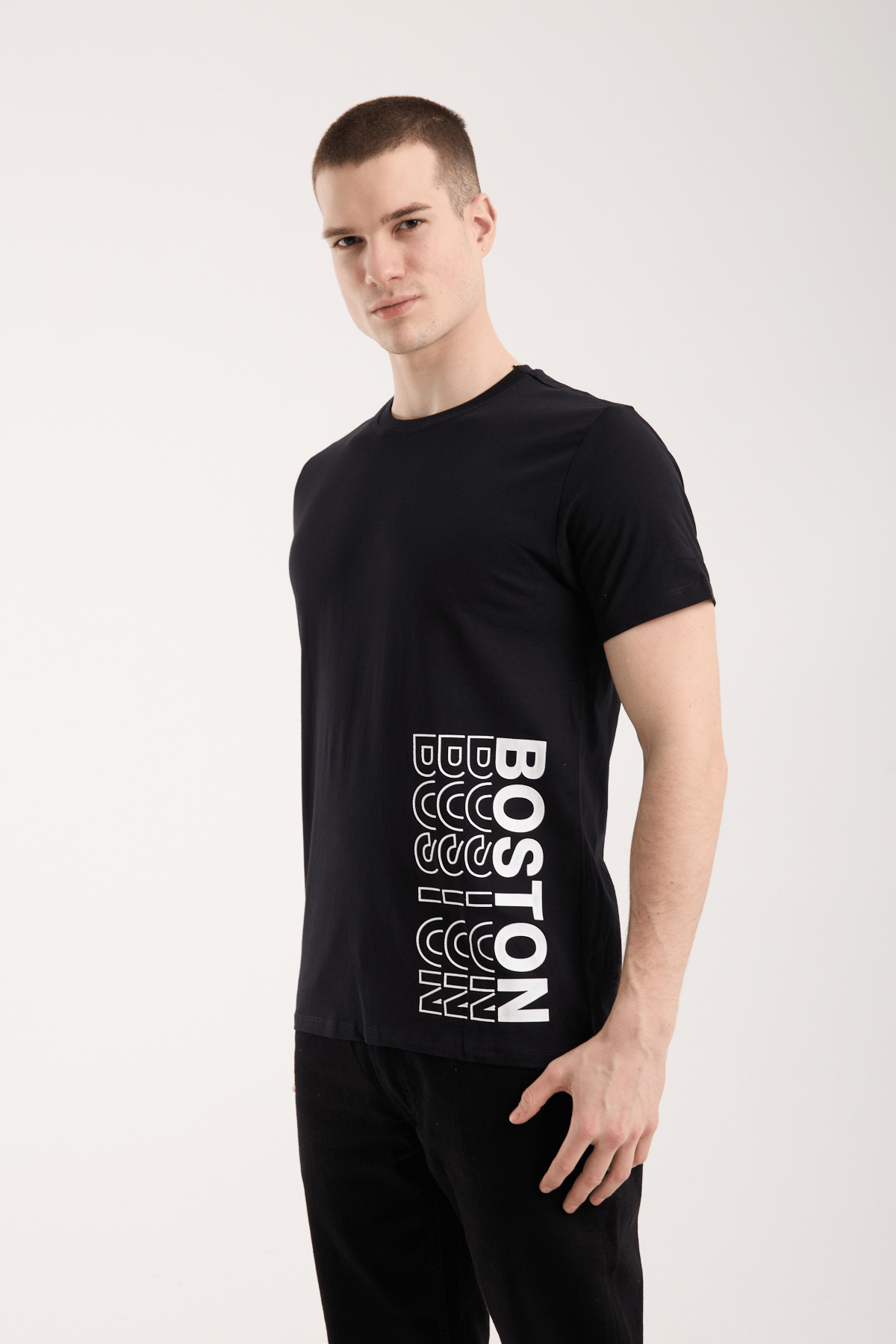 Urban Boston Dikey Baskı Erkek Tişört – Slim Fit, Sokak Stili Günlük T-Shirt