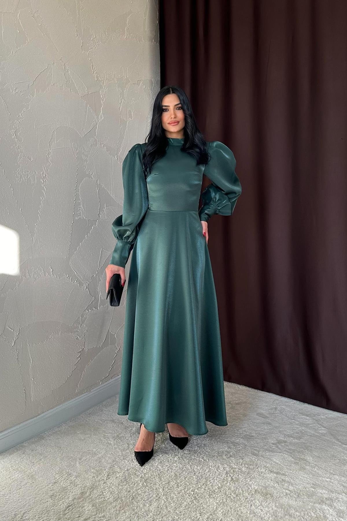 Zümrüt Kolları Büzgülü Uzun Elbise