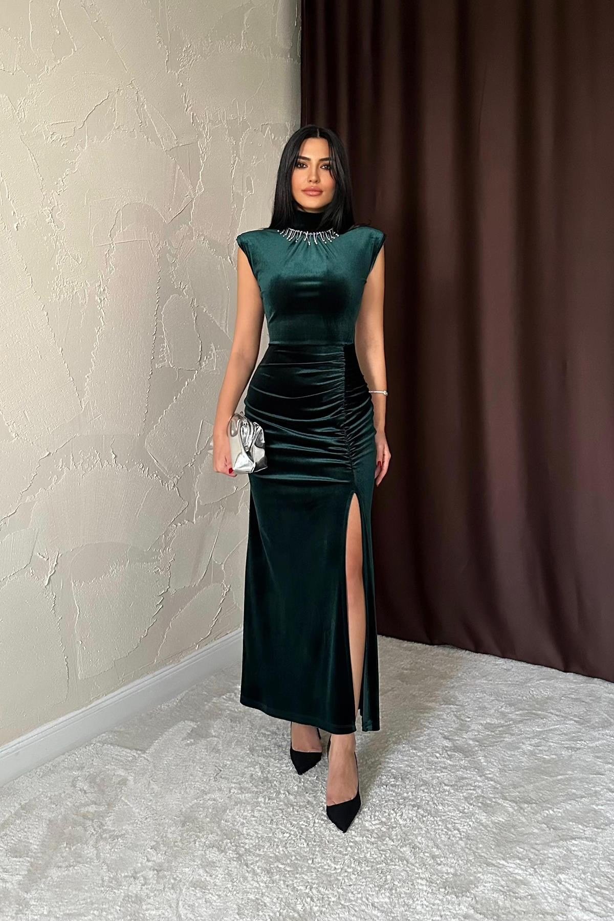 Zümrüt Yakası Taşlı Büzgülü Elbise