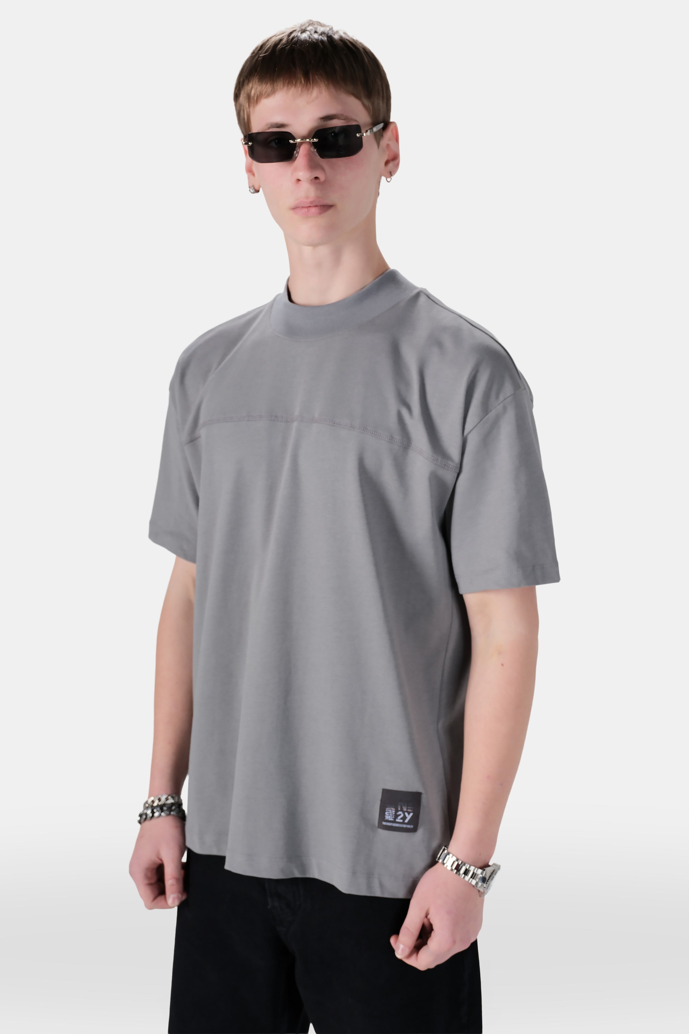 Yüksek Yakal Etiket Detaylı Tshirt