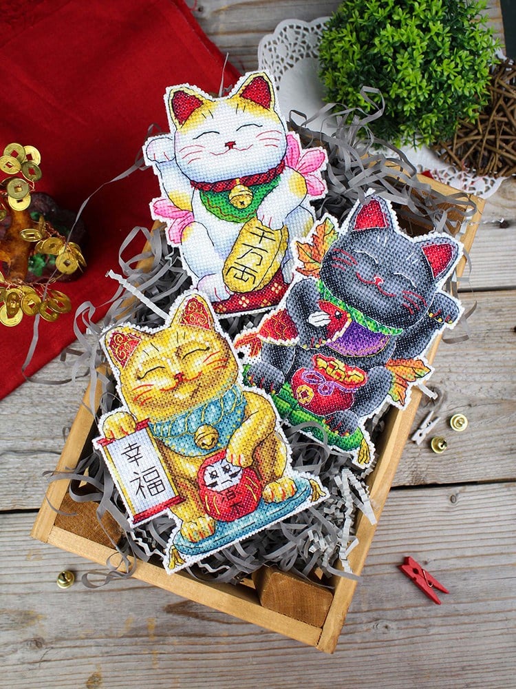 MP Studia Altın Maneki Neko Plastik Etaminli Kanaviçe Kiti (Plastik Etamin, İplik ve Şema Dahil) - P-1334