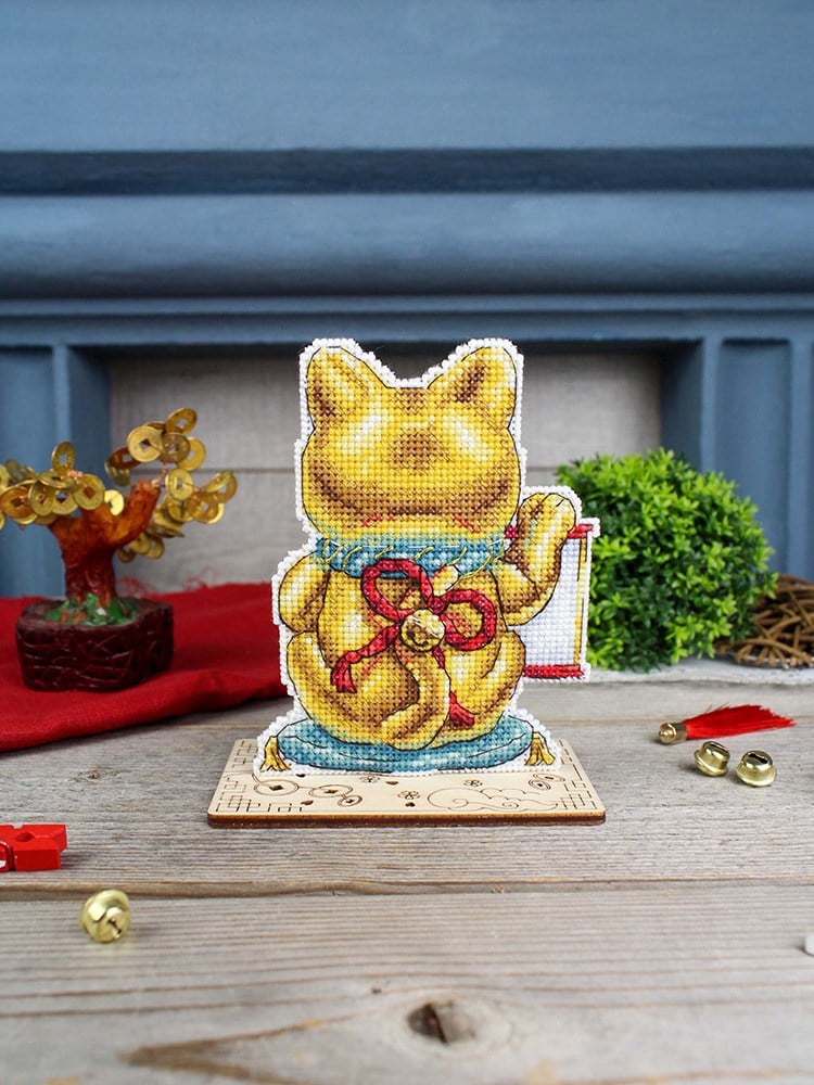MP Studia Altın Maneki Neko Plastik Etaminli Kanaviçe Kiti (Plastik Etamin, İplik ve Şema Dahil) - P-1334