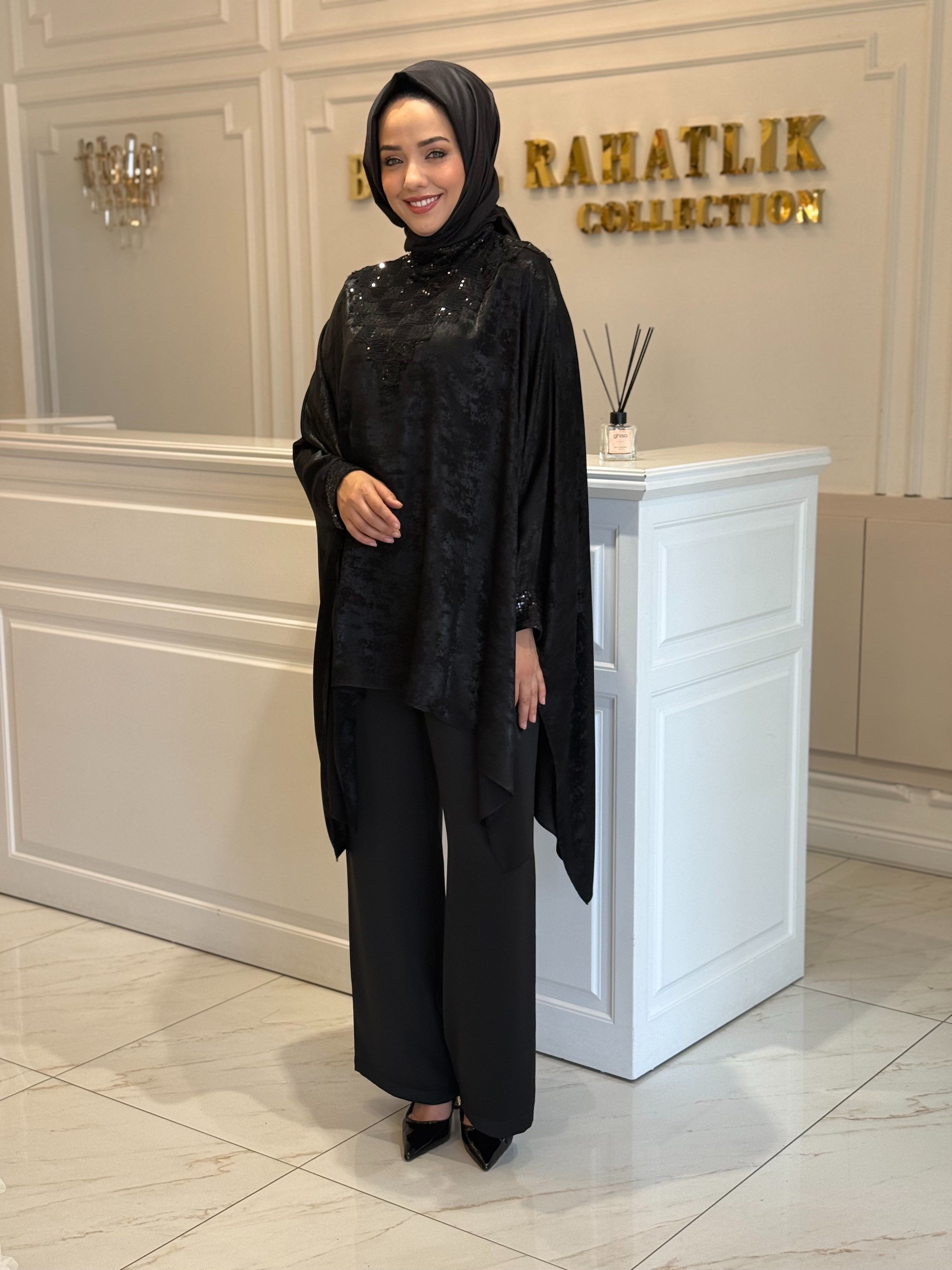 MY312 1402 ÖNÜ PAYETLİ PELERİNLİ TAKIM SİYAH