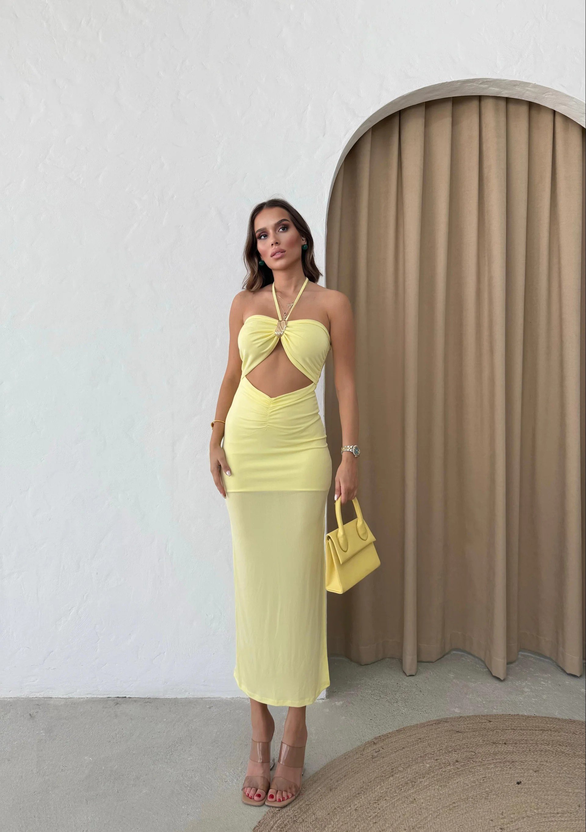 AKSESUAR DETAY BOYUNDAN BAĞLAMALI UZUN ELBİSE SARI