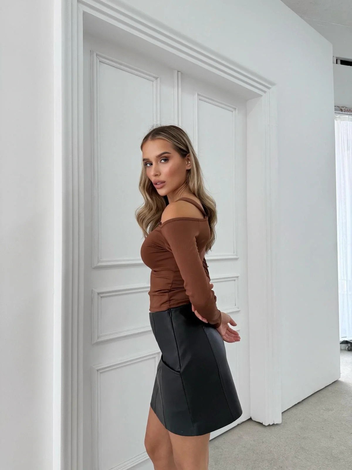 AKSESUAR KAYIK YAKA DETAY BLUZ KAHVE