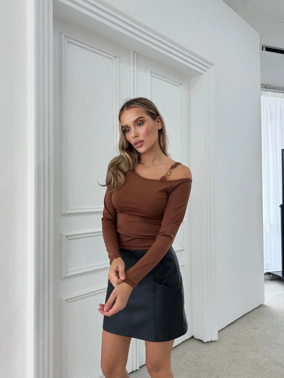 AKSESUAR KAYIK YAKA DETAY BLUZ KAHVE