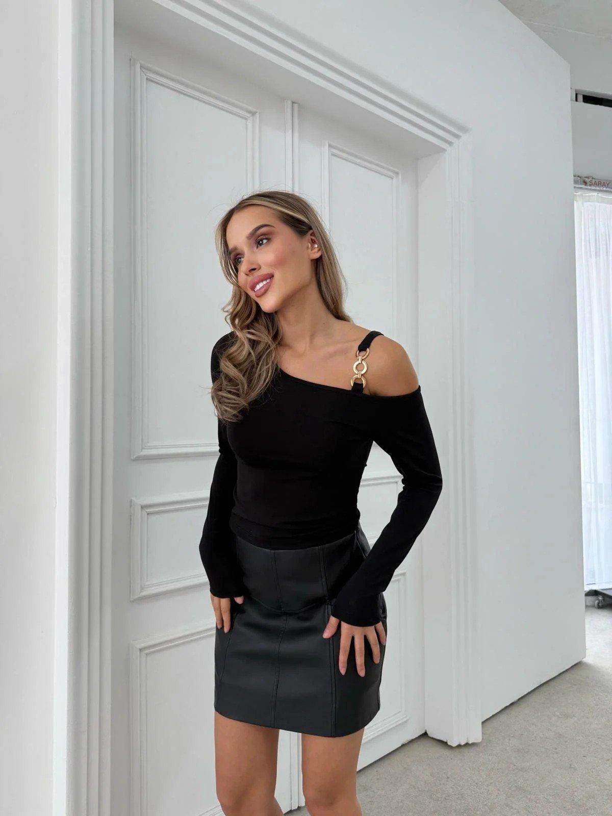 AKSESUAR KAYIK YAKA DETAY BLUZ SİYAH