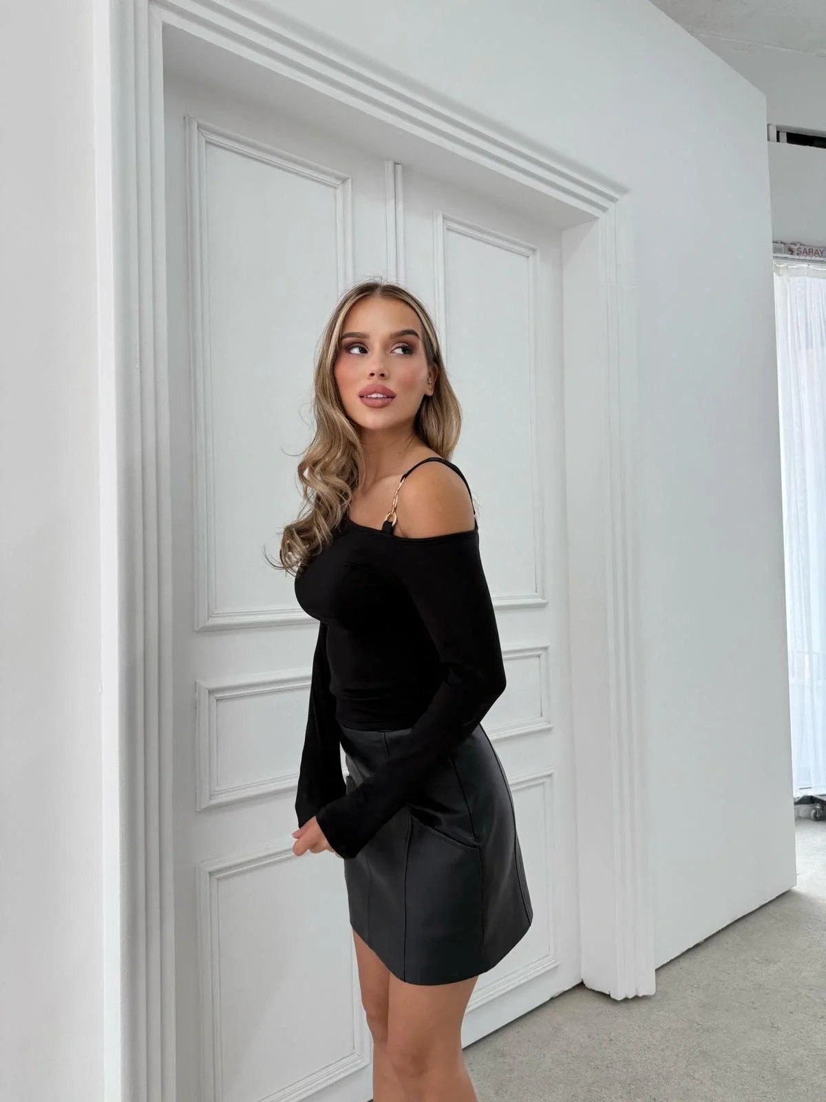 AKSESUAR KAYIK YAKA DETAY BLUZ SİYAH