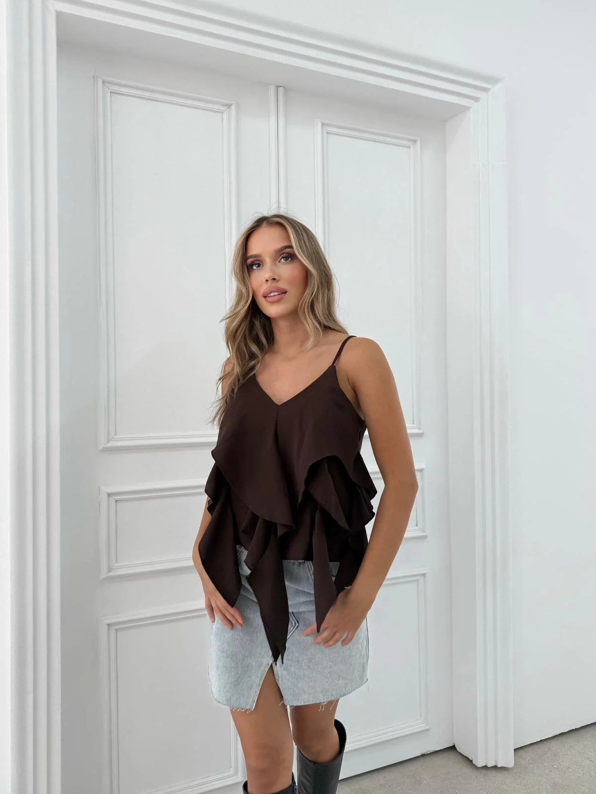 ASKILI VOLANLI BLUZ KAHVE