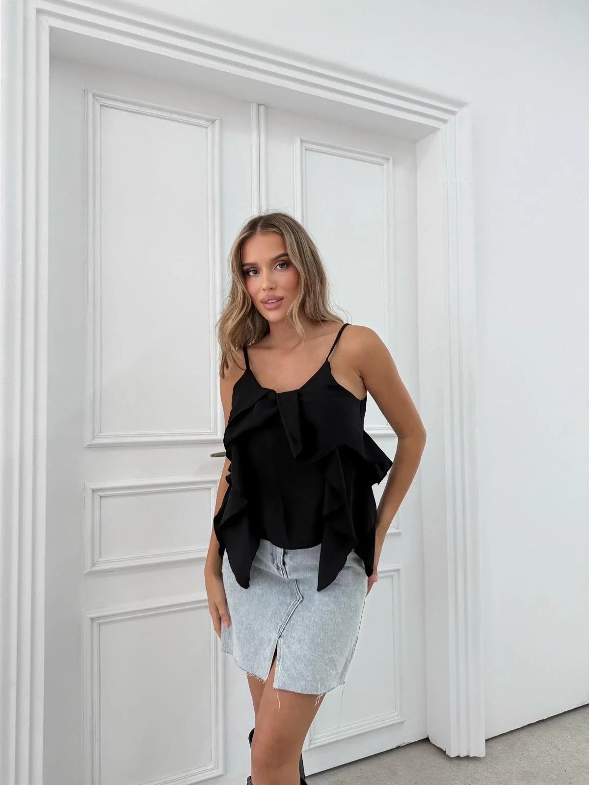 ASKILI VOLANLI BLUZ SİYAH