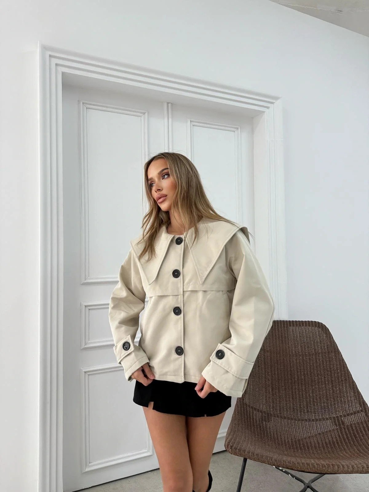 BEBE YAKA DÜĞME DETAY İÇ ASTARLI TRENÇKOT KREM