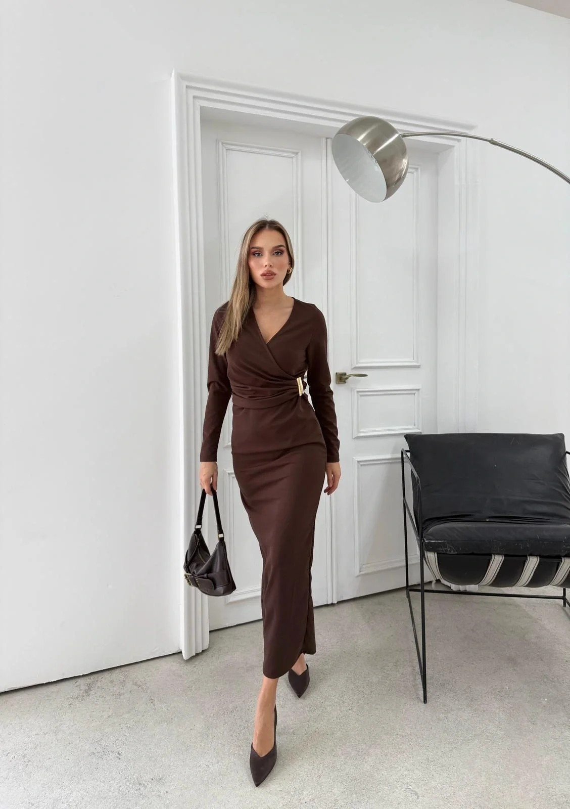 BEL AKSESUAR DETAY V YAKA UZUN ELBİSE KAHVE