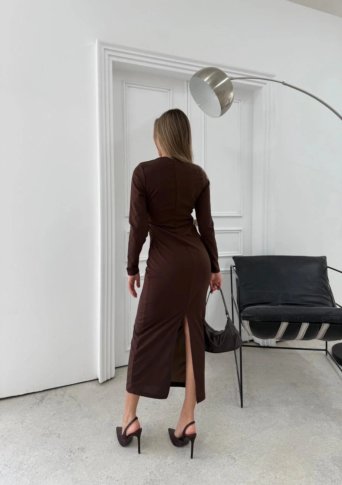 BEL AKSESUAR DETAY V YAKA UZUN ELBİSE KAHVE