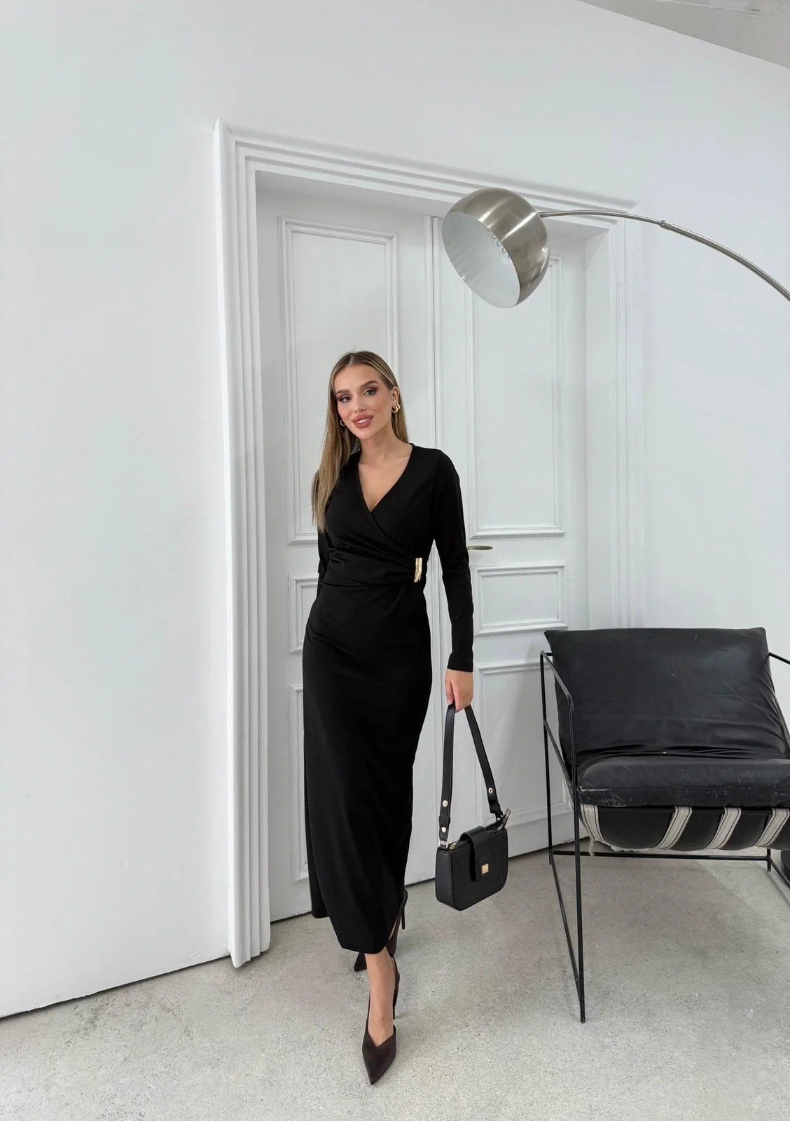 BEL AKSESUAR DETAY V YAKA UZUN ELBİSE SİYAH