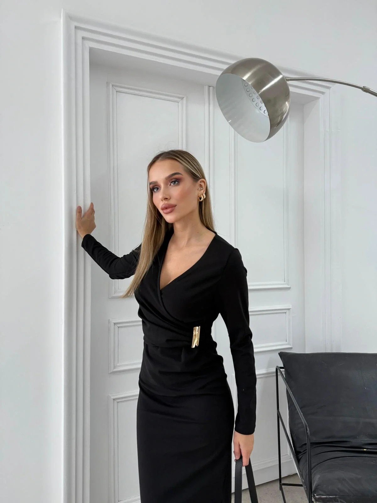 BEL AKSESUAR DETAY V YAKA UZUN ELBİSE SİYAH