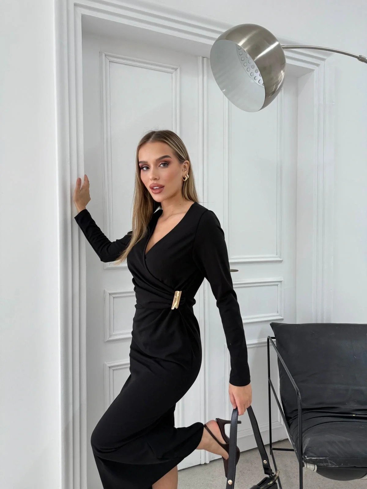 BEL AKSESUAR DETAY V YAKA UZUN ELBİSE SİYAH