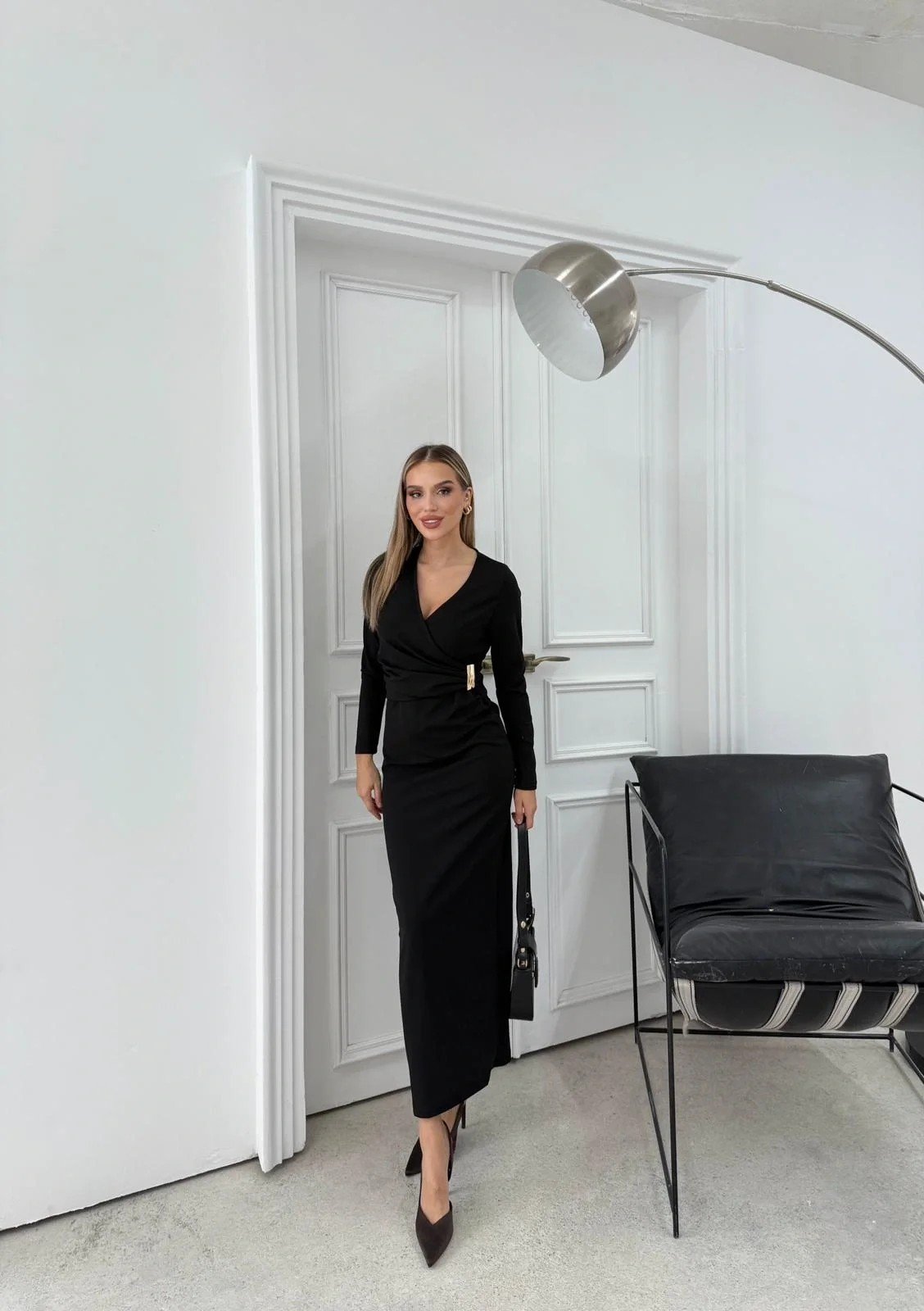 BEL AKSESUAR DETAY V YAKA UZUN ELBİSE SİYAH