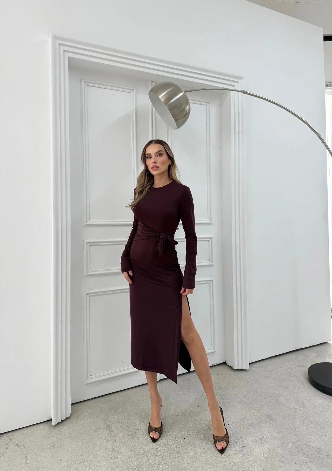 BEL BAĞLAMA DETAY YIRTMAÇLI MODAL ELBİSE MÜRDÜM