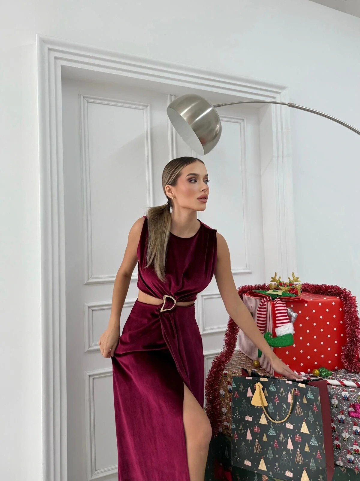 BEL DEKOLTE AKSESUAR DETAY YIRTMAÇLI KADİFE ELBİSE BORDO