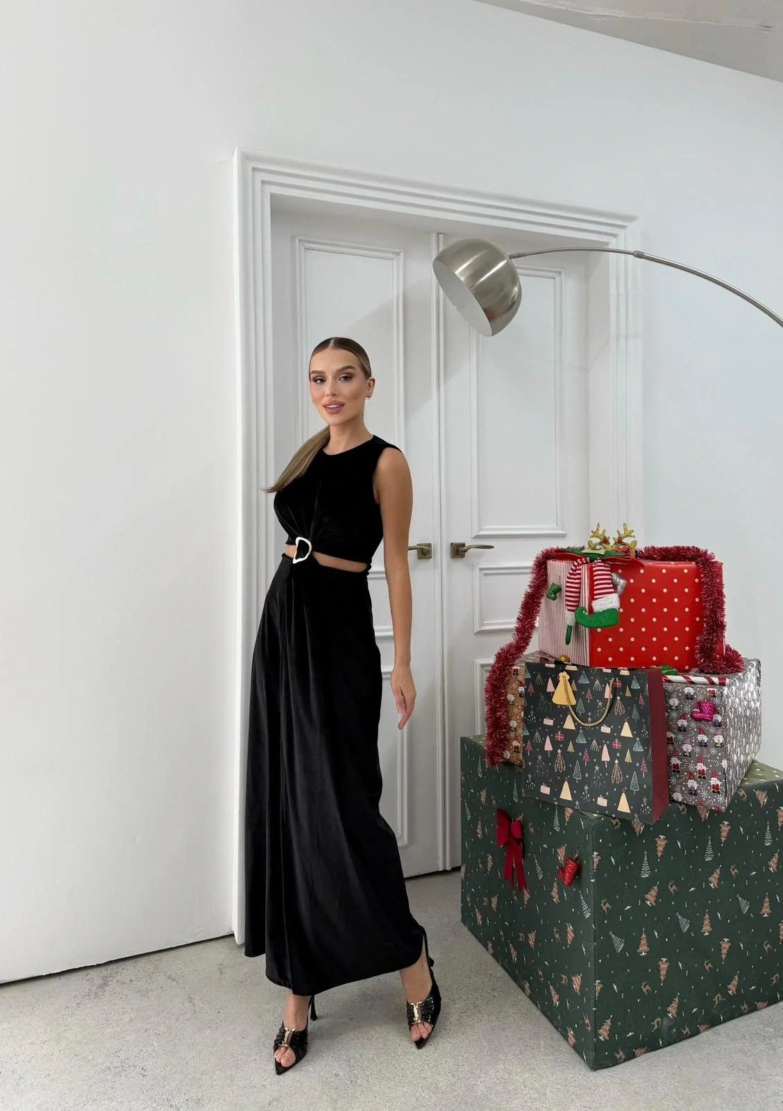 BEL DEKOLTE AKSESUAR DETAY YIRTMAÇLI KADİFE ELBİSE SİYAH